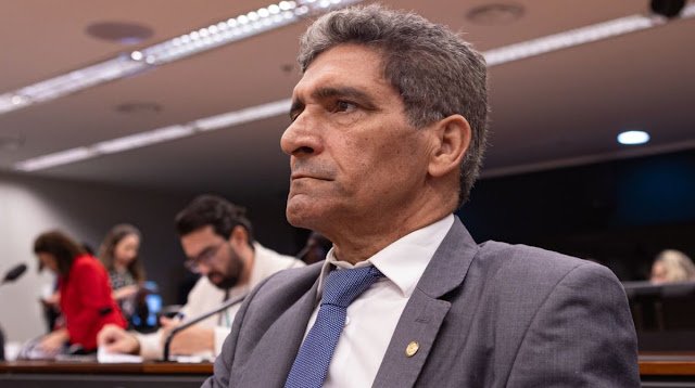 Deputado federal Raimundo Costa vota contra taxação de grandes fortunas