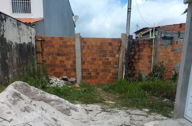 Morador constrói muro e bloqueia rua no Guaibim, em Valença