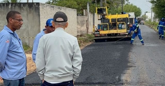 Asfalto chega à avenida Taquari no Guaibim