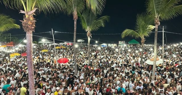 Réveillon Pé na Areia reuniu dezenas de milhares de pessoas na praia do Guaibim